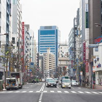 五反田駅前の賑やかな繁華街 横断歩道と商店街の風景の写真