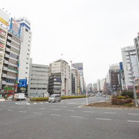 五反田駅前の桜田通りの都市風景、オフィスビルと商業施設が立ち並ぶ昼間の街並みの写真