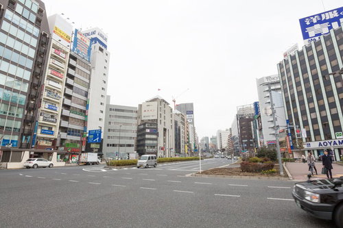 五反田駅前の桜田通りの都市風景、オフィスビルと商業施設が立ち並ぶ昼間の街並み