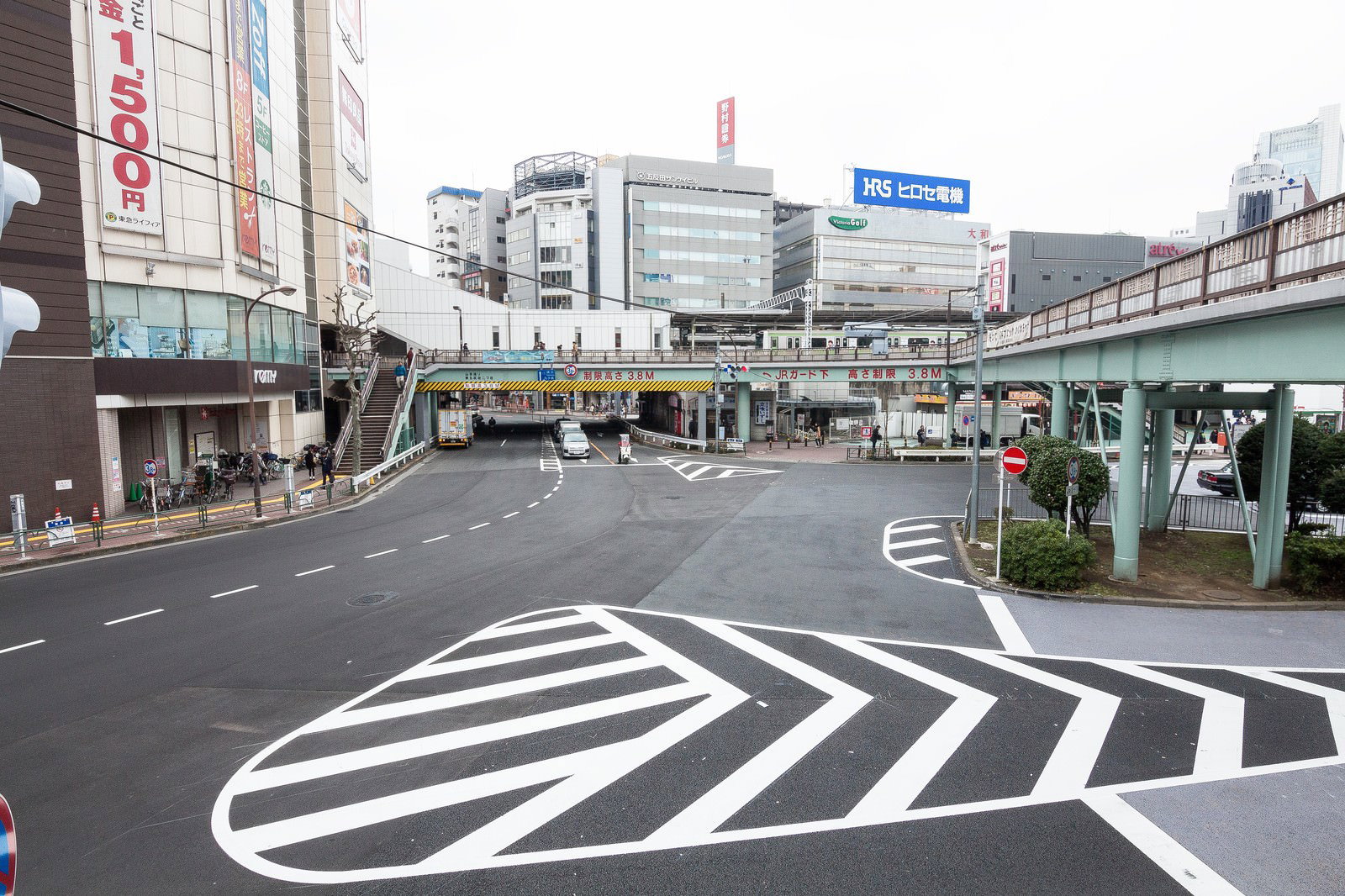 五反田駅前東口の歩道橋と駅周辺の建物風景