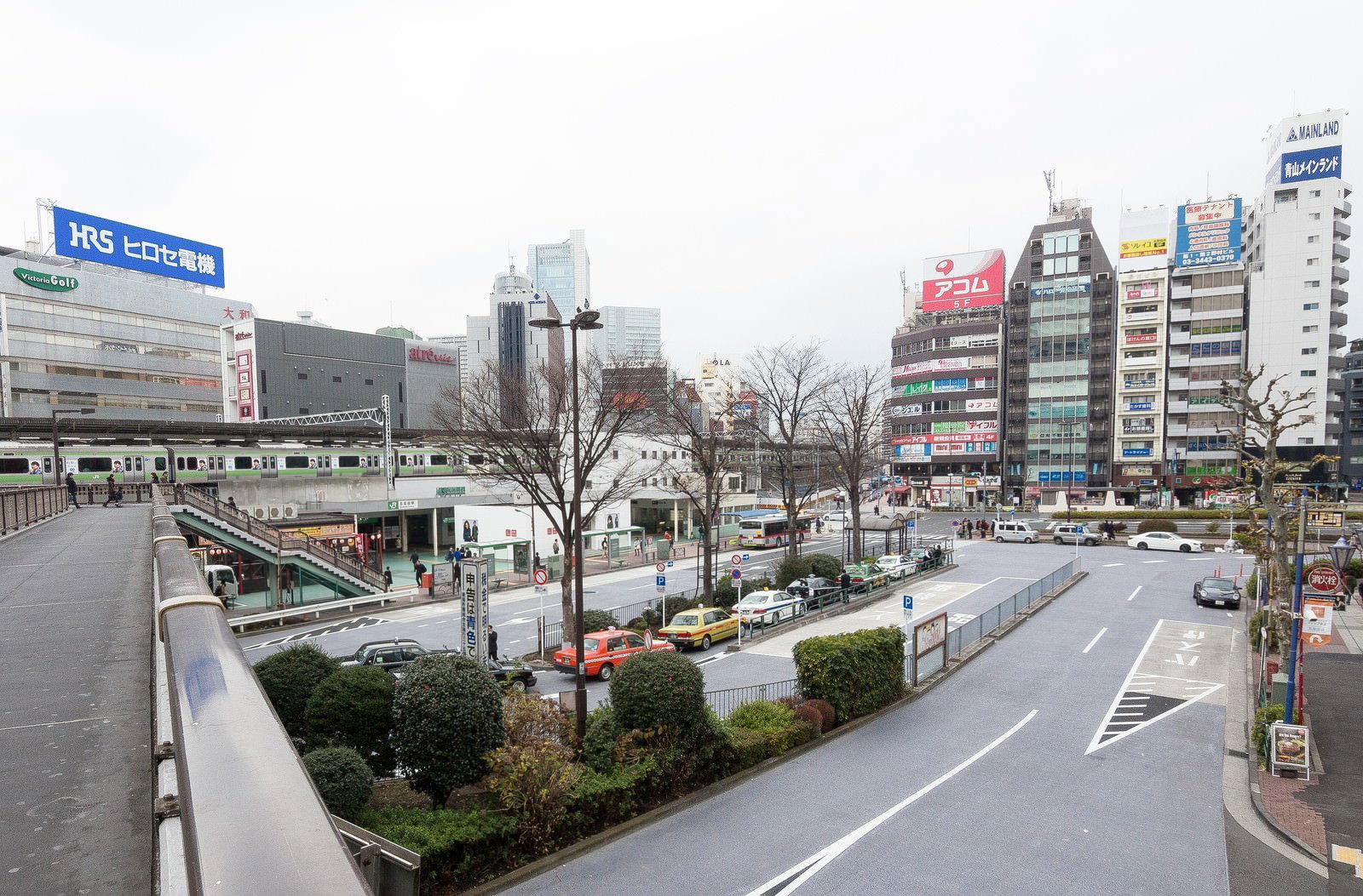 五反田駅前のタクシー乗り場とビル群の風景。多くのビルと駅舎が見える