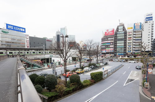 五反田駅前の駅舎とタクシー乗り場、ビル群の都市風景