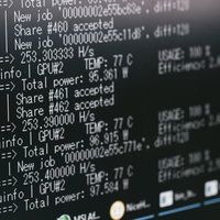 GPUマイニング中のモニター画面とハッシュレート表示の写真