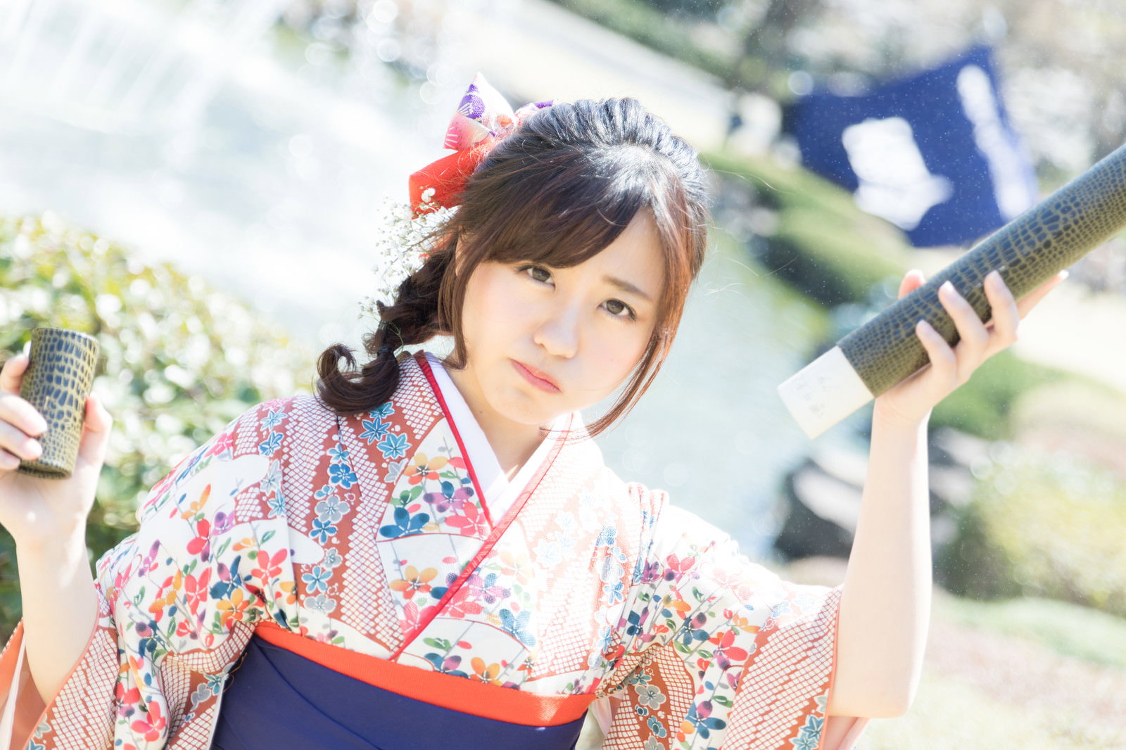 卒業証書の筒を持ちながら困った表情を見せる袴を着た女性［モデル：河村友歌］