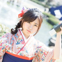 卒業証書の丸筒が空っぽだった不満顔の卒業生女性の写真