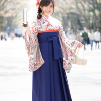 大学を卒業しました（袴姿の女性）の写真