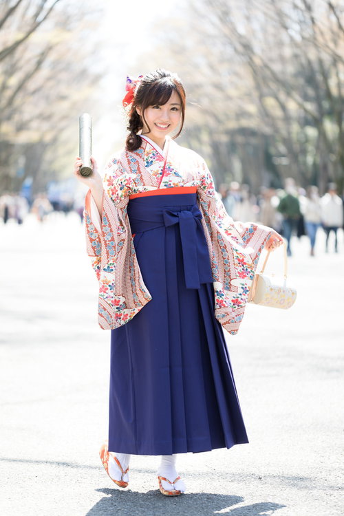 大学を卒業しました（袴姿の女性）