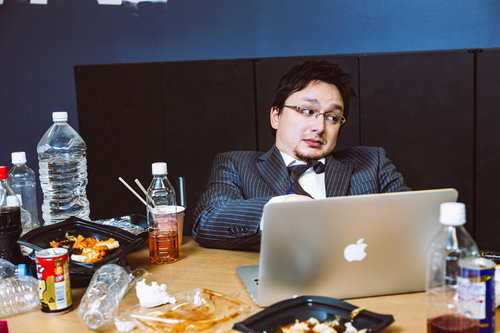 連休中も仕事していた様子