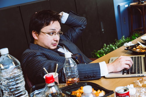 大型連休も会社に泊まって業務中