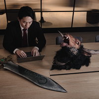 宴会で使用した聖剣と魔神のかぶりものをネットオークションに出す部長の写真