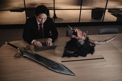 宴会で使用した聖剣と魔神のかぶりものをネットオークションに出す部長