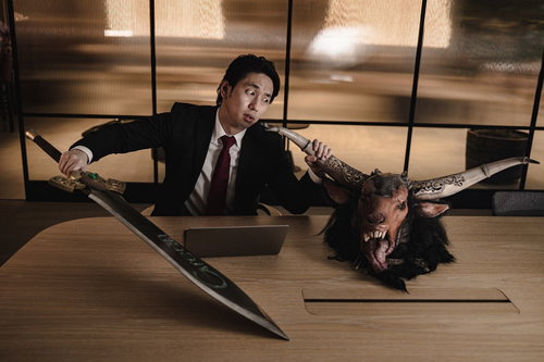 魔神討伐の報告書を作成する男性