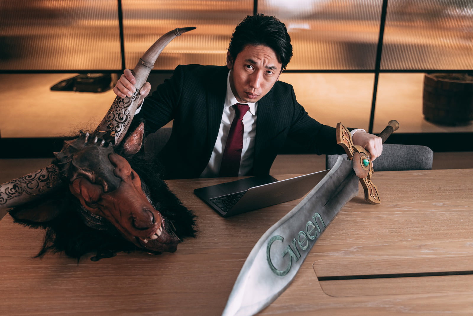 スーツ姿の会社員が剣を持ち魔獣と戦った後のシーン［モデル：大川竜弥］