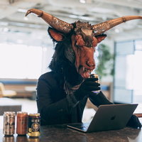 顔出しのオンライン呑みはいつもこれ、悪魔の仮面姿の写真