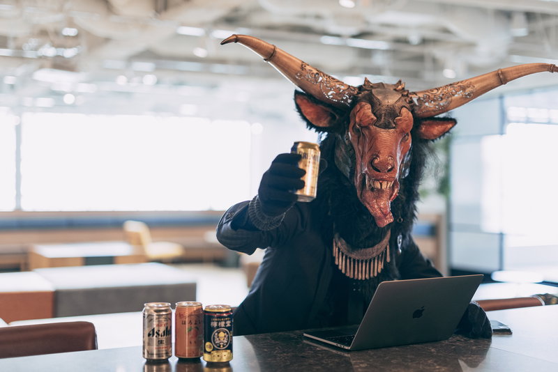 酔っ払って舌が出ちゃうタイプのフリー素材