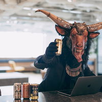 酔っ払って舌が出ちゃうタイプの写真