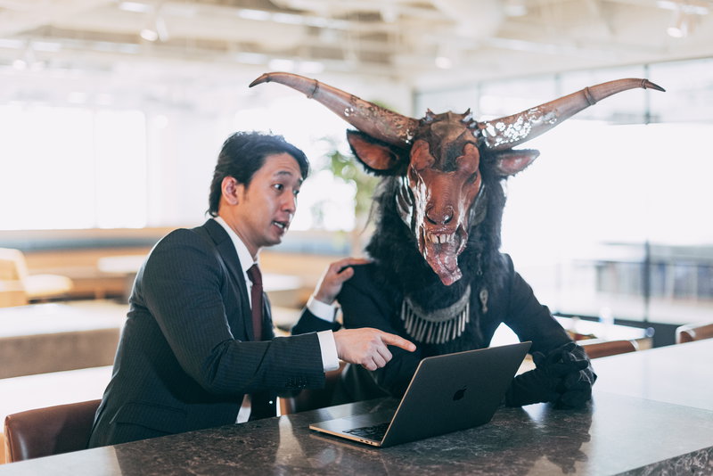 お前、指名手配中の魔神にそっくりじゃない？のフリー素材