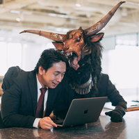 部下を褒めるベンチャー企業の魔神CEOの写真