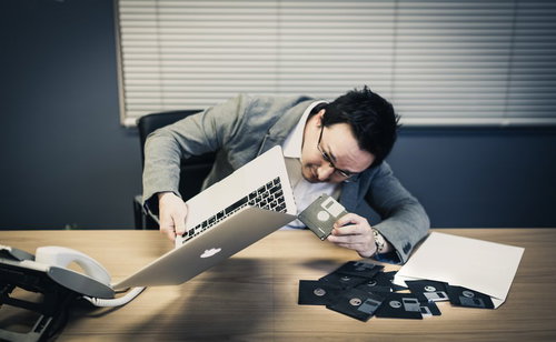 フロッピーディスクを差し込もうにもドライブが見つからないドイツ人ハーフ