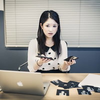 パソコンにフロッピーディスクが入らず顔面蒼白になる経理の写真