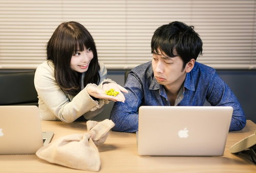 体調不良の部下に、元気になる薬を勧める上司