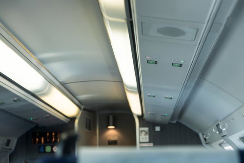 グリーン車の座席上方の天井に設置された読み取り機