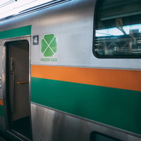 ドアが開いたJRのグリーン車の車両の写真