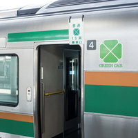 JR電車のグリーン車マークと緑色の車両ドアの写真