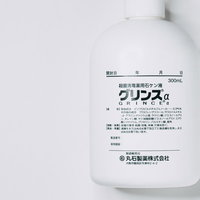 白いボトル入りの手洗い用消毒せっけん、薬用タイプの写真