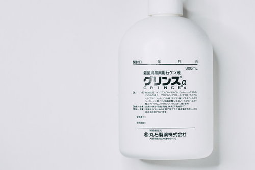 白いボトル入りの手洗い用消毒せっけん、薬用タイプ