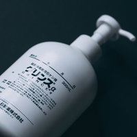 白いポンプボトルのグリンス石鹸液の手指消毒用品の写真