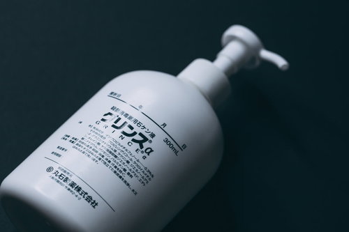 白いポンプボトルのグリンス石鹸液の手指消毒用品