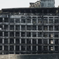 軍艦島の70号棟端島小中学校跡、風化したコンクリート建物の写真