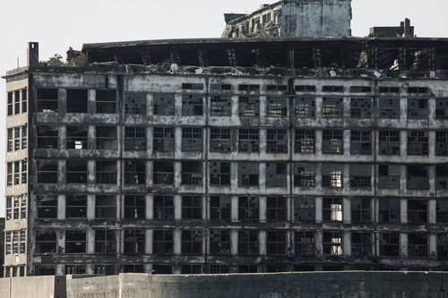 軍艦島の70号棟端島小中学校跡、風化したコンクリート建物