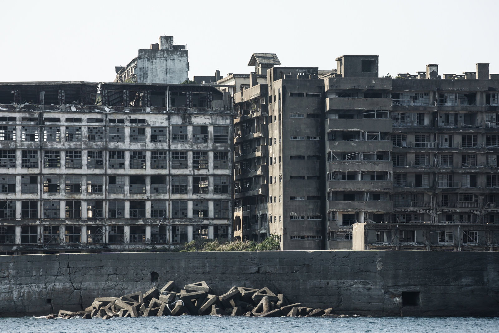 海上から撮影した軍艦島の70号棟端島小中学校跡と端島保育園跡