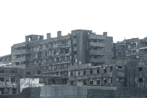 朽ち果てた軍艦島の69号棟端島病院跡|廃墟