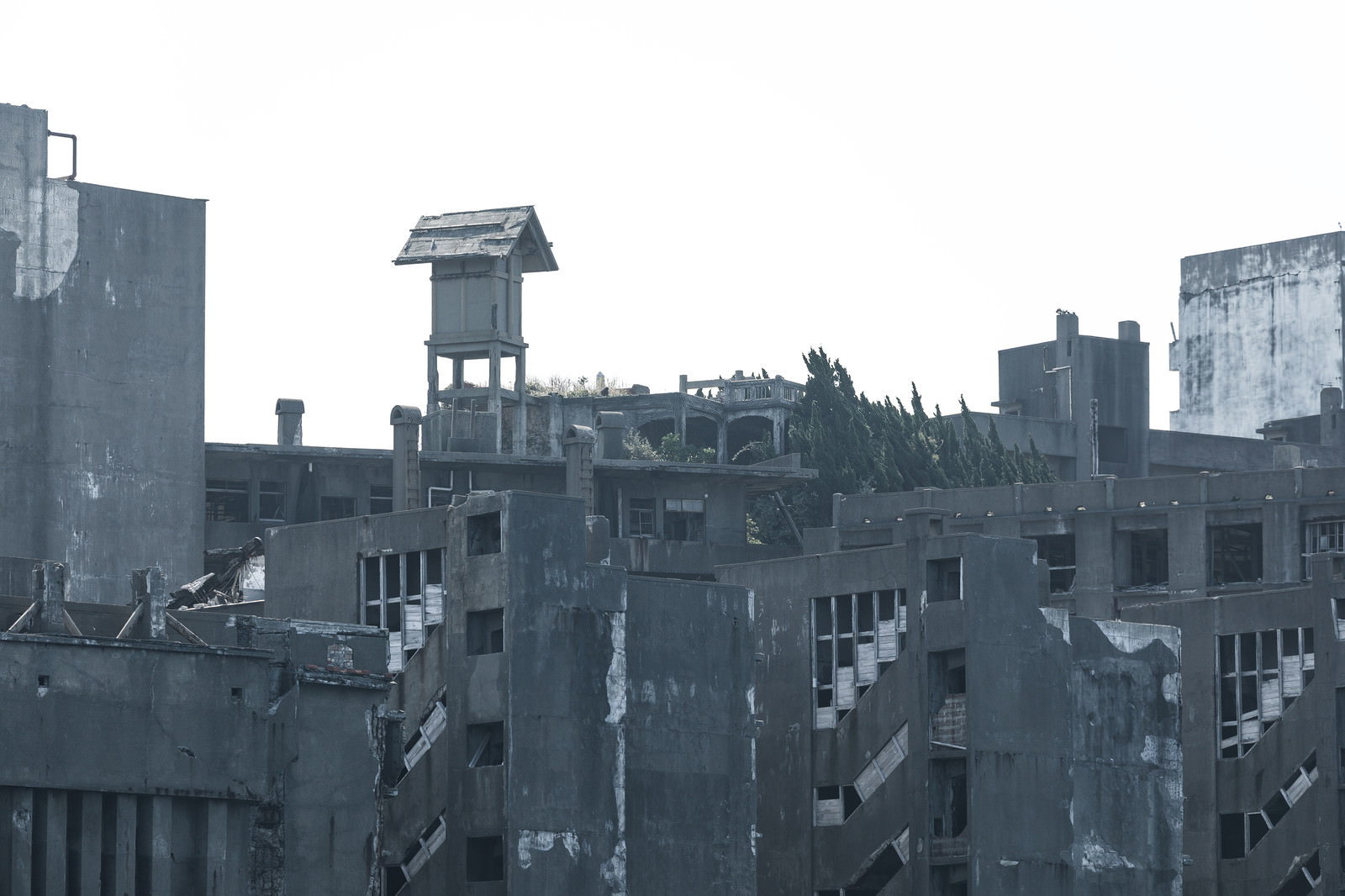 軍艦島66号棟啓明寮跡の廃墟と灯台