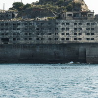 フェリー上から見た31号棟越しの肥前端島灯台の写真