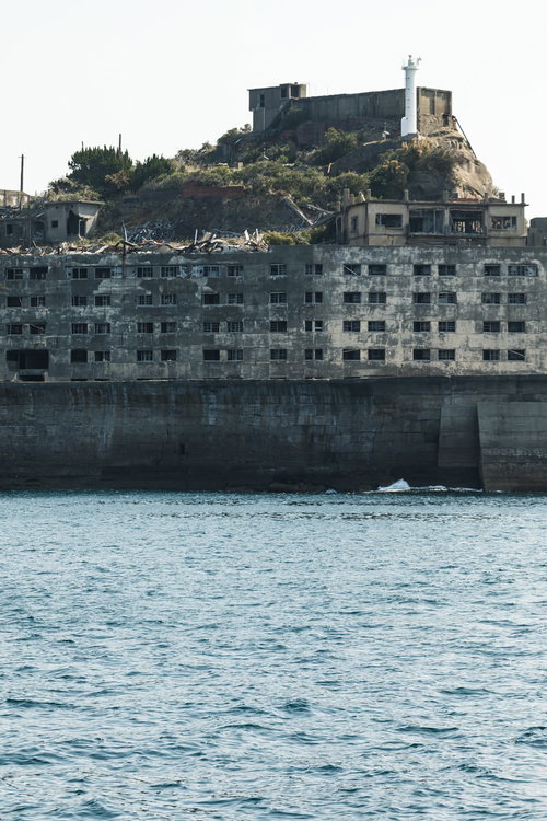 フェリー上から見た31号棟越しの肥前端島灯台