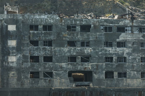 崩れた窓が不気味に残る軍艦島31号棟のコンクリート造廃墟建造物