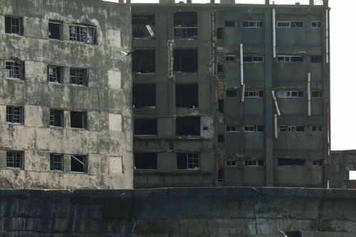 廃墟が密集する軍艦島の全景