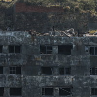 軍艦島の朽ちた25号棟と散乱する瓦礫｜長崎県の廃墟の写真