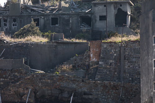 無残に崩れ落ちた擁壁（軍艦島・世界遺産）