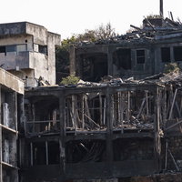 軍艦島の12号棟屋上付近で崩れ落ちたコンクリート建物と瓦礫の写真