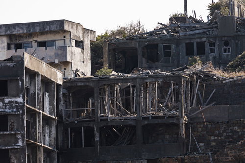 軍艦島の12号棟屋上付近で崩れ落ちたコンクリート建物と瓦礫