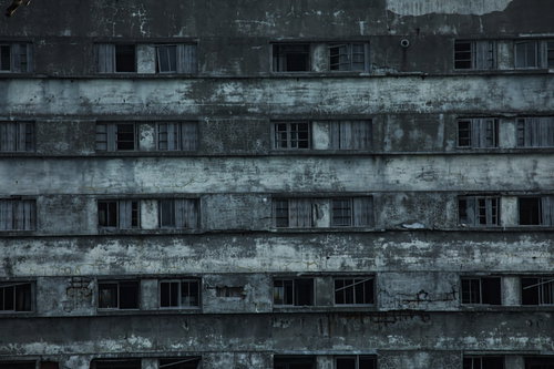 長崎の世界遺産、老朽化する軍艦島51号棟のコンクリート壁面