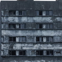 朽ちてもなお残る軍艦島51号棟の窓ガラスの写真