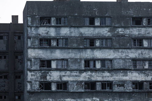 朽ちてもなお残る軍艦島51号棟の窓ガラス