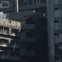 軍艦島の地獄段を囲む廃墟アパート群と炭鉱跡の歴史的建造物の写真