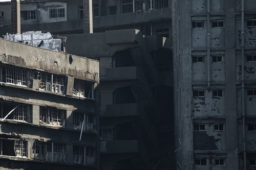 軍艦島の地獄段を囲む廃墟アパート群と炭鉱跡の歴史的建造物